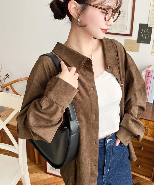 moment+(モーメントプラス)の「マルチウェイ長袖ルーズスエードシャツ(シャツ/ブラウス・レディース・ブラウン/キャメル/アイボリー・M)」の3枚目の写真