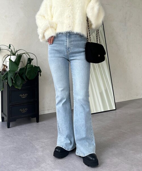 prose verse（プロズヴェール）の「【美脚見え】ロゴパッチ付きストレッチフレアデニム（デニムパンツ・レディース・ブルー/サックスブルー/ブラック/ブルー系その他・TL/SMALL/TM/MEDIUM/LARGE/PL/PS/PM）」の2枚目の写真