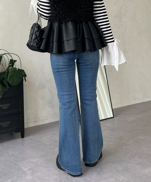 prose verse（プロズヴェール）の「【美脚見え】ロゴパッチ付きストレッチフレアデニム（デニムパンツ・レディース・ブルー/サックスブルー/ブラック/ブルー系その他・TL/SMALL/TM/MEDIUM/LARGE/PL/PS/PM）」の11枚目の写真