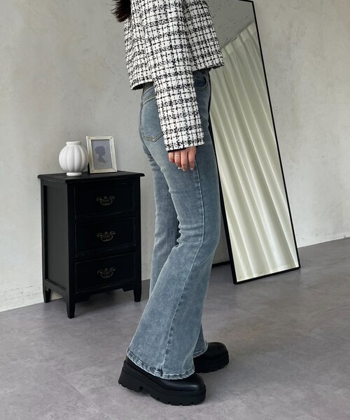 prose verse（プロズヴェール）の「【美脚見え】ロゴパッチ付きストレッチフレアデニム（デニムパンツ・レディース・ブルー/サックスブルー/ブラック/ブルー系その他・TL/SMALL/TM/MEDIUM/LARGE/PL/PS/PM）」の13枚目の写真