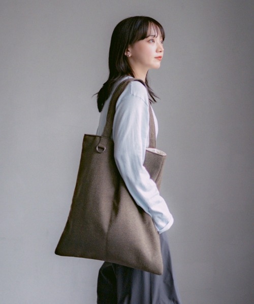 INTER FACTORY(インターファクトリー)の「2/9号室(かおこ&ひろと) - Filling Vertical Tote Bag / 中綿縦型トートバッグ(トートバッグ・メンズ・ダークブラウン/グリーン/ホワイト・FREE)」の2枚目の写真