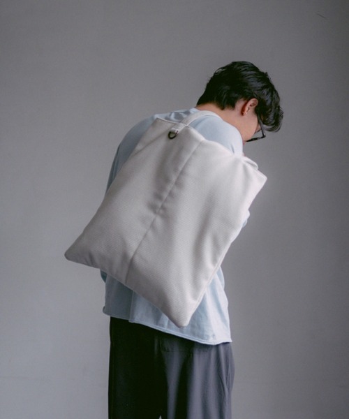 INTER FACTORY(インターファクトリー)の「2/9号室(かおこ&ひろと) - Filling Vertical Tote Bag / 中綿縦型トートバッグ(トートバッグ・メンズ・ダークブラウン/グリーン/ホワイト・FREE)」の9枚目の写真