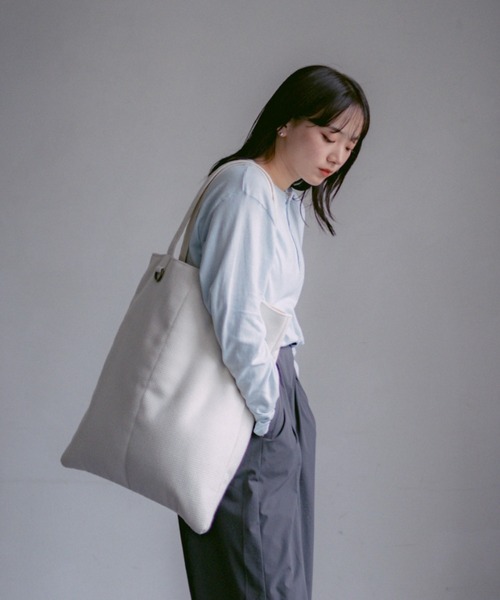 INTER FACTORY(インターファクトリー)の「2/9号室(かおこ&ひろと) - Filling Vertical Tote Bag / 中綿縦型トートバッグ(トートバッグ・メンズ・ダークブラウン/グリーン/ホワイト・FREE)」の4枚目の写真