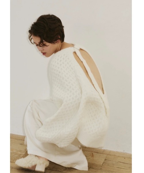 【ノートルエモア】back hole Volume Knit　ホワイト NOTREemor（ノートルエモア）の「back hole Volume Knit（ニット