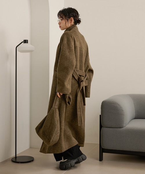 LAULEN(ローレン)の「stand collar wrap belted long coat /スタンドカラーラップベルト付きロングコート(ノーカラーコート・レディース・チャコールグレー/カーキ・FREE)」の8枚目の写真