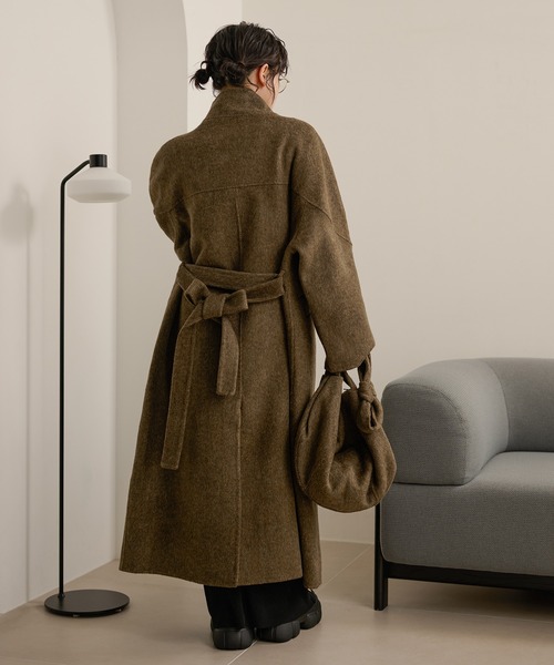 LAULEN(ローレン)の「stand collar wrap belted long coat /スタンドカラーラップベルト付きロングコート(ノーカラーコート・レディース・チャコールグレー/カーキ・FREE)」の9枚目の写真