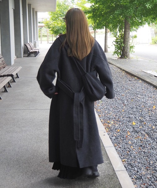 LAULEN(ローレン)の「stand collar wrap belted long coat /スタンドカラーラップベルト付きロングコート(ノーカラーコート・レディース・チャコールグレー/カーキ・FREE)」の19枚目の写真