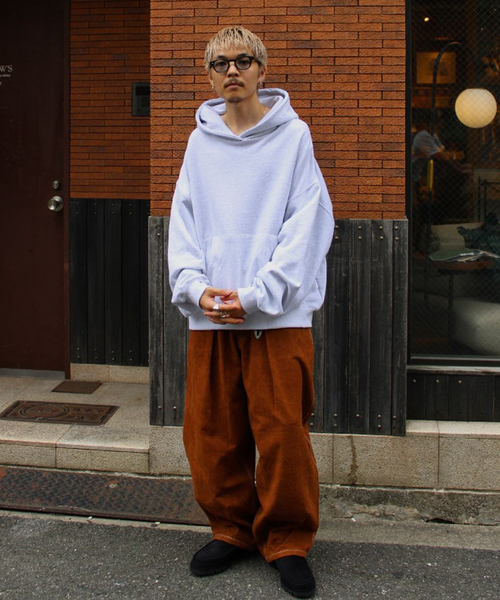 WISM(ウィズム)の「Estudio Niksen / エストゥディオ・ニクセン Signature Thumb Hoodie(パーカー・メンズ・ライトグレー/ブラック・FREE)」の8枚目の写真
