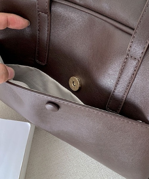 LAC-VERT(ラック・ヴェール)の「フェイクレザーボストンハンドバッグ(ハンドバッグ・レディース・ブラウン/ブラック・FREE)」の15枚目の写真