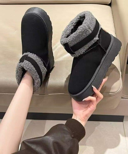 lilful（リルフル）の「ふわふわボア 厚底ベルトムートンショートブーツ（ブーツ・レディース・ブラック/ブラウン・M/L）」の9枚目の写真