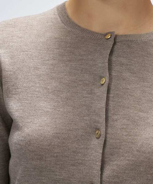 cloenc（クロエンス）の「【手洗い可】シルクカシミヤ混ベーシックニットカーディガン（カーディガン/ボレロ・レディース・ブラック系8/グレー系4/ホワイト系9/ブラウン系8・02）」の22枚目の写真