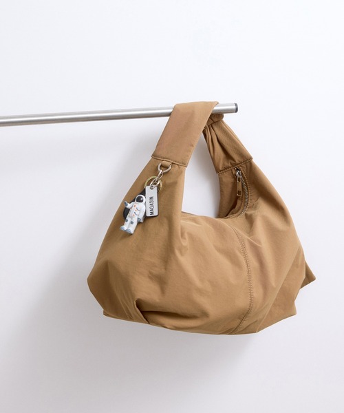 ADAM ET ROPE'（アダムエロペ）の「【WEB限定】フォルムナイロンショルダーバッグ（ショルダーバッグ・レディース・ブラック/オフホワイト/キャメル・FREE）」の3枚目の写真