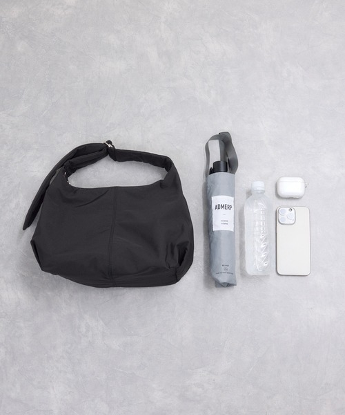 ADAM ET ROPE'（アダムエロペ）の「【WEB限定】フォルムナイロンショルダーバッグ（ショルダーバッグ・レディース・ブラック/オフホワイト/キャメル・FREE）」の4枚目の写真