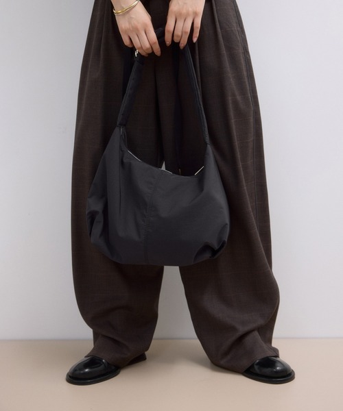 ADAM ET ROPE'（アダムエロペ）の「【WEB限定】フォルムナイロンショルダーバッグ（ショルダーバッグ・レディース・ブラック/オフホワイト/キャメル・FREE）」の5枚目の写真