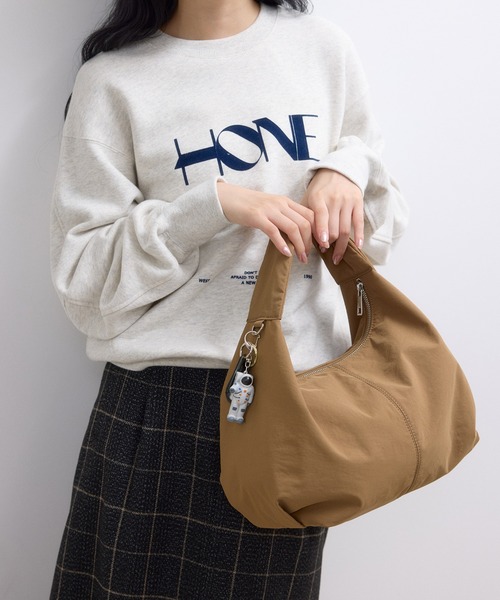 ADAM ET ROPE'（アダムエロペ）の「【WEB限定】フォルムナイロンショルダーバッグ（ショルダーバッグ・レディース・ブラック/オフホワイト/キャメル・FREE）」の9枚目の写真