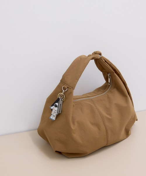 ADAM ET ROPE'（アダムエロペ）の「【WEB限定】フォルムナイロンショルダーバッグ（ショルダーバッグ・レディース・ブラック/オフホワイト/キャメル・FREE）」の12枚目の写真