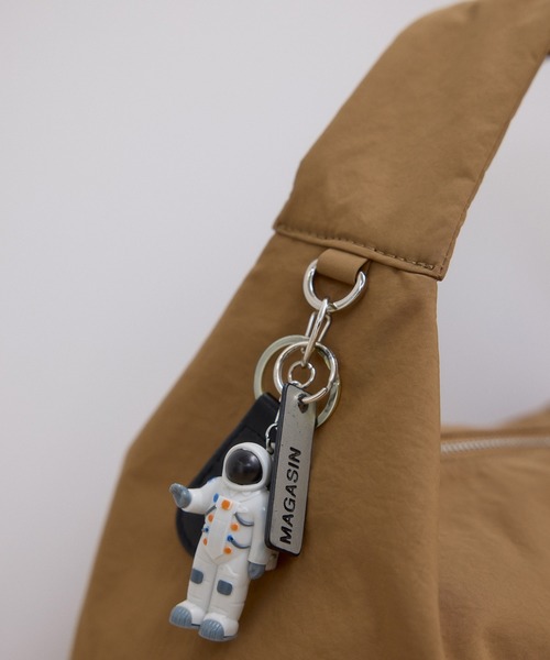 ADAM ET ROPE'（アダムエロペ）の「【WEB限定】フォルムナイロンショルダーバッグ（ショルダーバッグ・レディース・ブラック/オフホワイト/キャメル・FREE）」の13枚目の写真