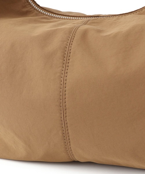 ADAM ET ROPE'（アダムエロペ）の「【WEB限定】フォルムナイロンショルダーバッグ（ショルダーバッグ・レディース・ブラック/オフホワイト/キャメル・FREE）」の22枚目の写真