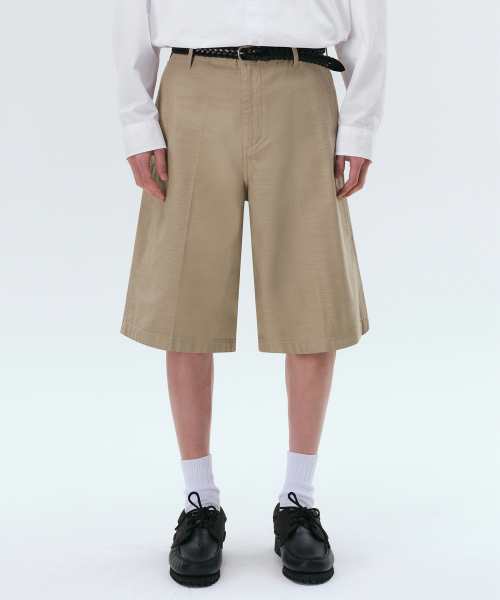 MUSINSA STANDARD(ムシンサスタンダード)の「ベージュサテンバミューダパンツ(その他パンツ・メンズ・その他・31/33/26/27/28/29/38/42/36/34/32/30)」の1枚目の写真