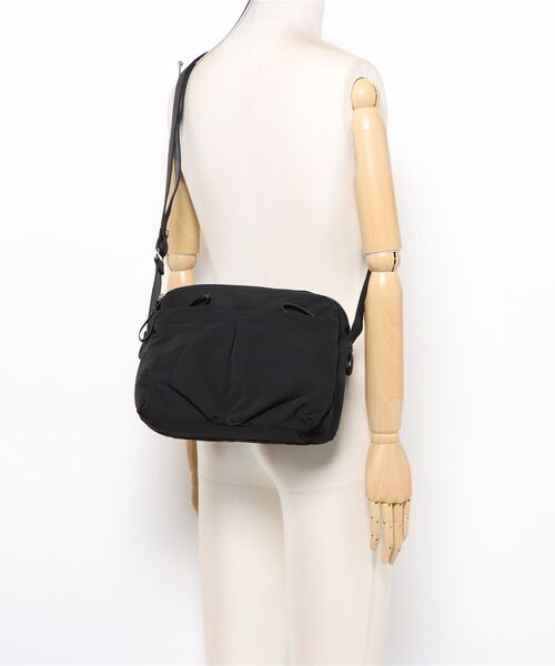 Y'SACCS（イザック）の「【MONICA】フロントポケットショルダーバッグ（ショルダーバッグ・レディース・ダークグレー/ダークブルー/ブラック/グレイッシュベージュ・FREE）」の8枚目の写真