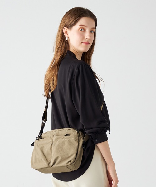 Y'SACCS（イザック）の「【MONICA】フロントポケットショルダーバッグ（ショルダーバッグ・レディース・ダークグレー/ダークブルー/ブラック/グレイッシュベージュ・FREE）」の4枚目の写真