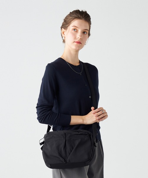 Y'SACCS（イザック）の「【MONICA】フロントポケットショルダーバッグ（ショルダーバッグ・レディース・ダークグレー/ダークブルー/ブラック/グレイッシュベージュ・FREE）」の2枚目の写真