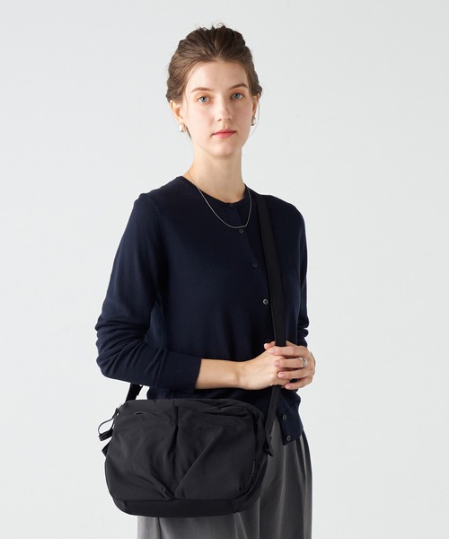 Y'SACCS（イザック）の「【MONICA】フロントポケットショルダーバッグ（ショルダーバッグ・レディース・ダークグレー/ダークブルー/ブラック/グレイッシュベージュ・FREE）」の9枚目の写真