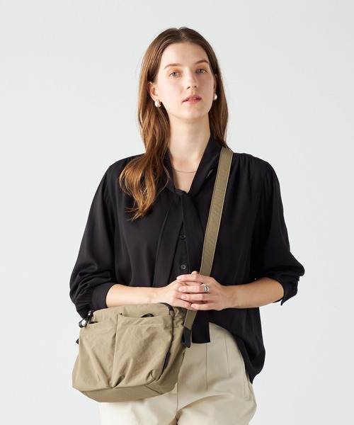 Y'SACCS（イザック）の「【MONICA】フロントポケットショルダーバッグ（ショルダーバッグ・レディース・ダークグレー/ダークブルー/ブラック/グレイッシュベージュ・FREE）」の11枚目の写真