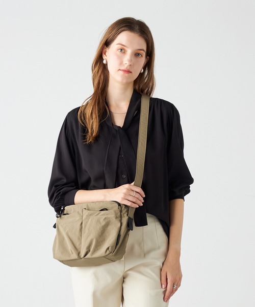 Y'SACCS（イザック）の「【MONICA】フロントポケットショルダーバッグ（ショルダーバッグ・レディース・ダークグレー/ダークブルー/ブラック/グレイッシュベージュ・FREE）」の12枚目の写真