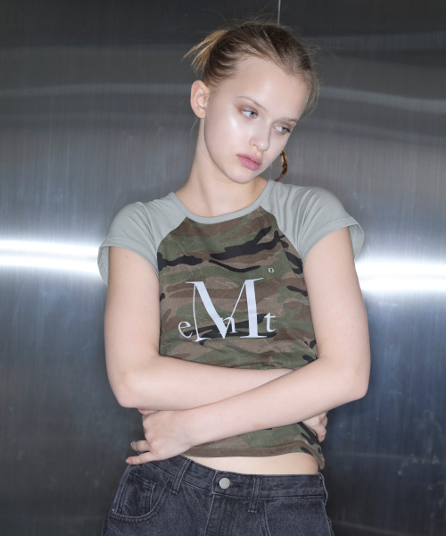 MUCENT（ムセント）の「ラフィンカモナグランスリムフィット半袖Tシャツ（2カラー）（Tシャツ/カットソー・レディース・チャコール/ベージュ・FREE）」の3枚目の写真
