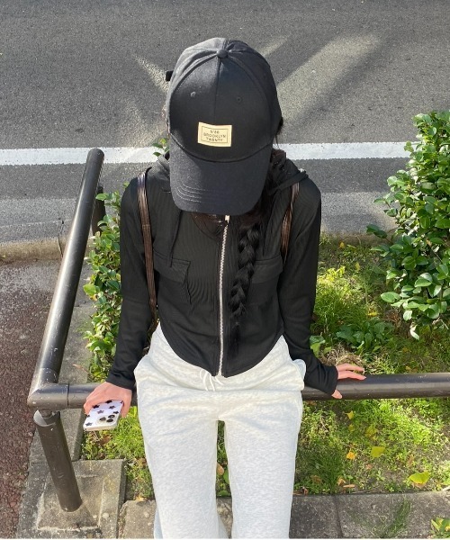 Vini(ヴィニ)の「【スタイル盛れ】ショート丈 フード付き クロップド丈トップス(パーカー・レディース・ホワイト/ブラック・MEDIUM)」の3枚目の写真