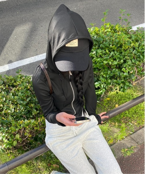 Vini(ヴィニ)の「【スタイル盛れ】ショート丈 フード付き クロップド丈トップス(パーカー・レディース・ホワイト/ブラック・MEDIUM)」の6枚目の写真