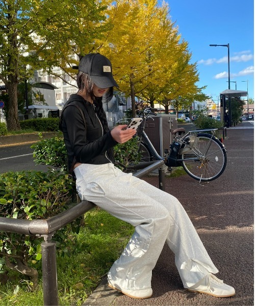 Vini(ヴィニ)の「【スタイル盛れ】ショート丈 フード付き クロップド丈トップス(パーカー・レディース・ホワイト/ブラック・MEDIUM)」の7枚目の写真