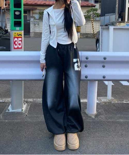 Vini(ヴィニ)の「【スタイル盛れ】ショート丈 フード付き クロップド丈トップス(パーカー・レディース・ホワイト/ブラック・MEDIUM)」の16枚目の写真