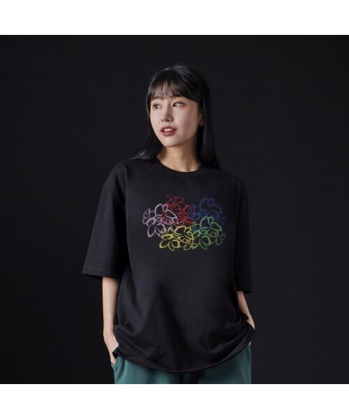 ASTRAL PROJECTION（アストラルプロジェクション）の「[オーバーサイズ]レインボーフラワー13番手コットンラウンドネック半袖Tシャツ_ブラック（Tシャツ/カットソー・メンズ・その他・MEDIUM/LARGE/X-LARGE）」の2枚目の写真
