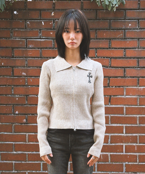 DAMISH(ダミシュ)の「ゴシッククロス刺繍ニットジップアップ_ベージュ(ニット/セーター・レディース・ベージュ・FREE)」の4枚目の写真
