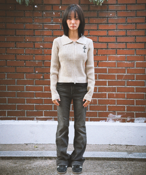 DAMISH(ダミシュ)の「ゴシッククロス刺繍ニットジップアップ_ベージュ(ニット/セーター・レディース・ベージュ・FREE)」の5枚目の写真