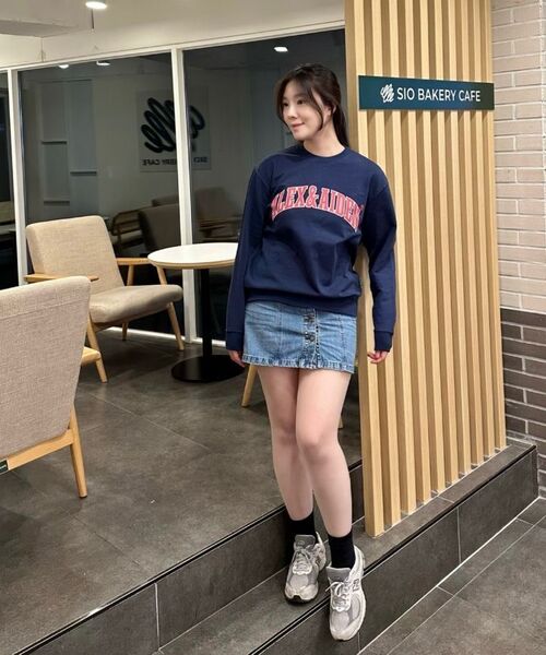 ALEXNAIDEN（アレックスエンエイデン）の「ラインビッグアーチロゴスウェット（ネイビー）（スウェット・レディース・ネイビー・SMALL/MEDIUM/LARGE/X-LARGE）」の2枚目の写真