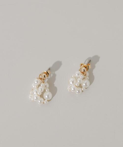 SMELLY（スメリー）の「ランダムパールレイヤードピアス（ピアス（両耳用）・レディース・ホワイト系その他・-）」の2枚目の写真