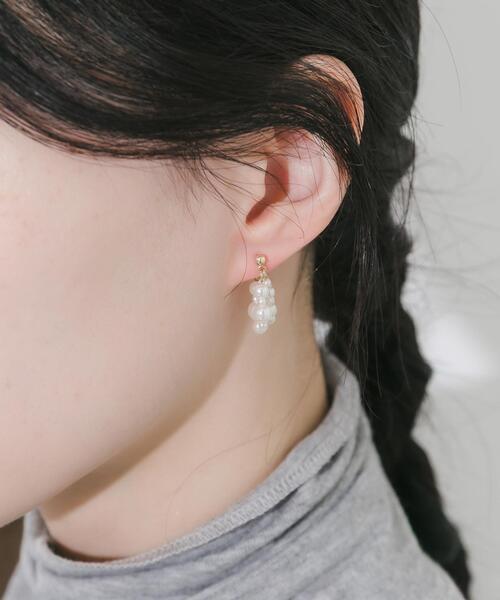 SMELLY（スメリー）の「ランダムパールレイヤードピアス（ピアス（両耳用）・レディース・ホワイト系その他・-）」の3枚目の写真