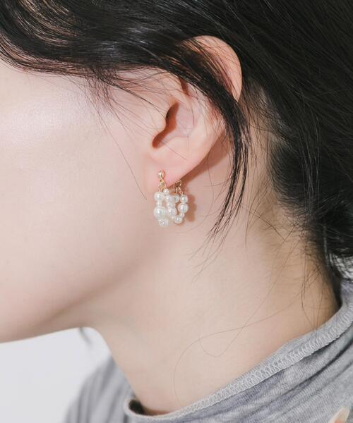 SMELLY（スメリー）の「ランダムパールレイヤードピアス（ピアス（両耳用）・レディース・ホワイト系その他・-）」の4枚目の写真