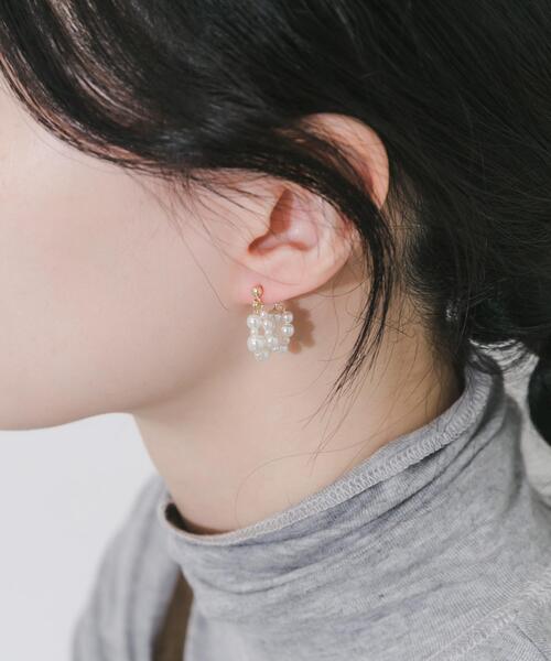 SMELLY（スメリー）の「ランダムパールレイヤードピアス（ピアス（両耳用）・レディース・ホワイト系その他・-）」の5枚目の写真