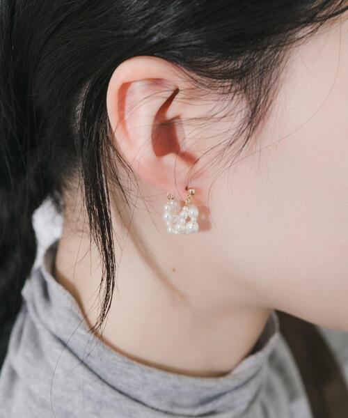 SMELLY（スメリー）の「ランダムパールレイヤードピアス（ピアス（両耳用）・レディース・ホワイト系その他・-）」の6枚目の写真