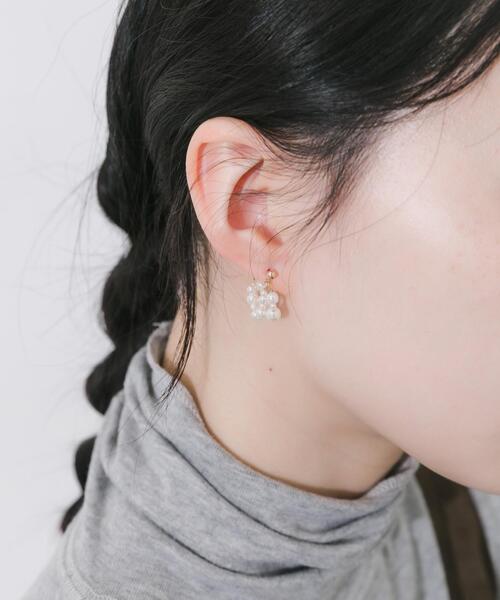 SMELLY（スメリー）の「ランダムパールレイヤードピアス（ピアス（両耳用）・レディース・ホワイト系その他・-）」の7枚目の写真