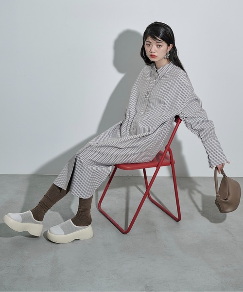 THE YOn(ザヨン)の「ラウンドヘムストライプシャツワンピース(シャツワンピース・レディース・ライム/ブラウン/チャコールグレー・FREE)」の2枚目の写真