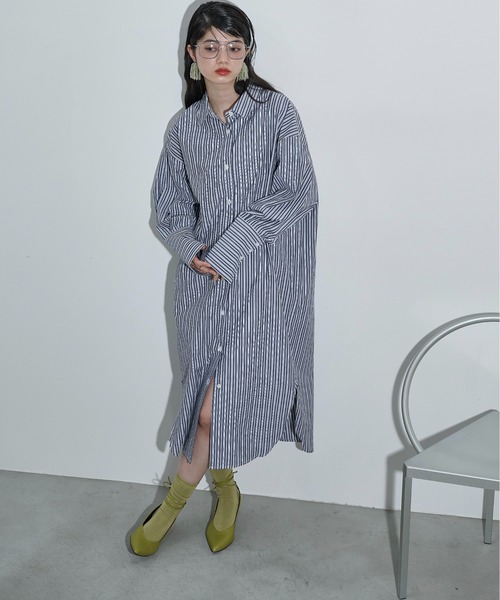 THE YOn(ザヨン)の「ラウンドヘムストライプシャツワンピース(シャツワンピース・レディース・ライム/ブラウン/チャコールグレー・FREE)」の1枚目の写真