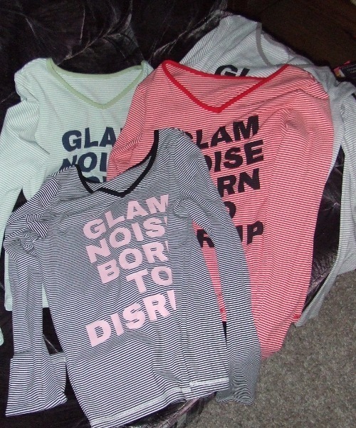 SHAGGIE（シャギー）の「Vネック細ボーダーロゴロンTEE（Tシャツ/カットソー・レディース・グリーン/レッド/グレー/ブラック・FREE）」の5枚目の写真