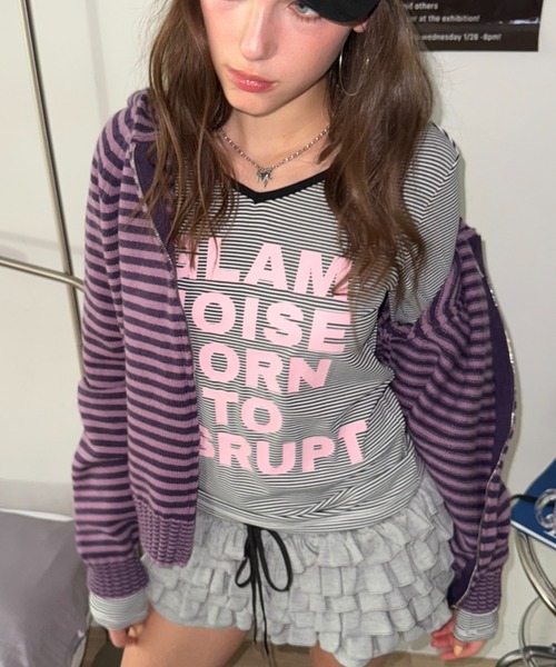 SHAGGIE（シャギー）の「Vネック細ボーダーロゴロンTEE（Tシャツ/カットソー・レディース・グリーン/レッド/グレー/ブラック・FREE）」の8枚目の写真