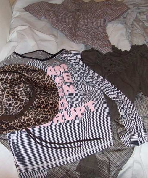 SHAGGIE（シャギー）の「Vネック細ボーダーロゴロンTEE（Tシャツ/カットソー・レディース・グリーン/レッド/グレー/ブラック・FREE）」の12枚目の写真