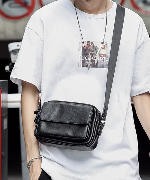 WESTBOY(ウエストボーイ)の「ユニセックス レザータッチ スクエアショルダーバッグ WO25W18BG01(ショルダーバッグ・メンズ・ブラック・FREE)」の1枚目の写真
